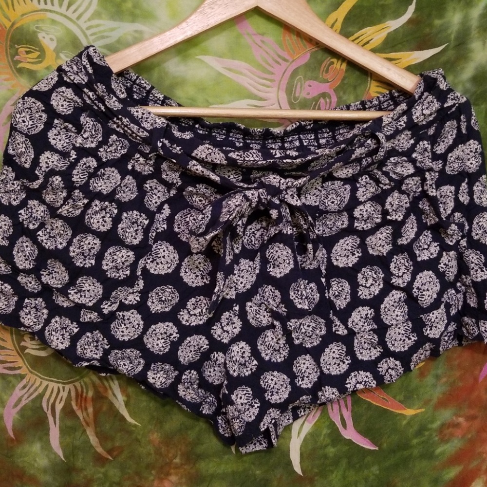 Loose pattern shorts